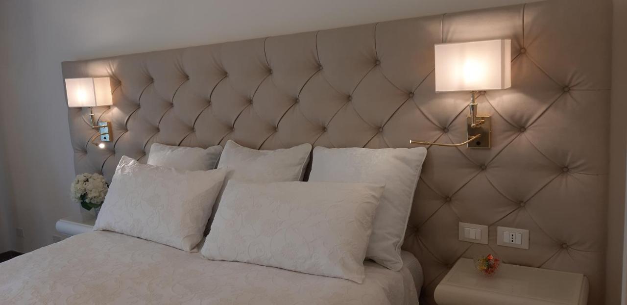 Zimmer mit Kingsize-Bett und Gartenblick.